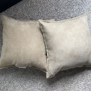 A Pair of Luxury Feel Beige Pillows 18inx18in